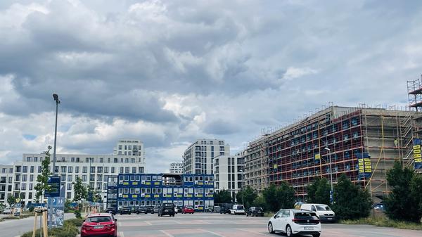Havelufer-Quartier. Blick vom Supermarkt-Parkplatz auf die riesigen Neubaublöcke, die derzeit wachsen.
