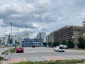 Havelufer-Quartier. Blick vom Supermarkt-Parkplatz auf die riesigen Neubaublöcke, die derzeit wachsen.
