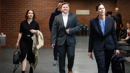 Comedian und Satiriker Sebastian Hotz alias El Hotzo kommt mit seinen Rechtsanwältinnen Kerstin Schmitt (l) und Carolin Lütcke (r) zum Prozess gegen ihn vor dem Amtsgericht Tiergarten.