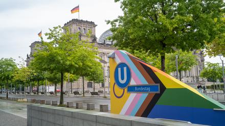 Pünktlich zum CSD 2025 in Berlin gestaltet die BVG den U-Bahnhof Bundestag mit Pride-Flaggen.