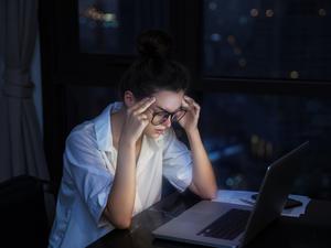 Nachts noch am Laptop: Viele Menschen arbeiten länger als sie müssten.