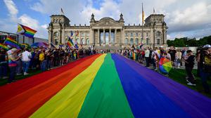 Regenbogenflagge vor dem Reichstag.