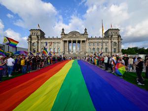 Regenbogenflagge vor dem Reichstag.