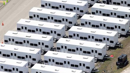 Container im Abschiebelager „Alligator Alcatraz“ in Ochopee/Florida. Menschenrechtsorganisationen kritisieren die Zustände in der Haftanstalt.
