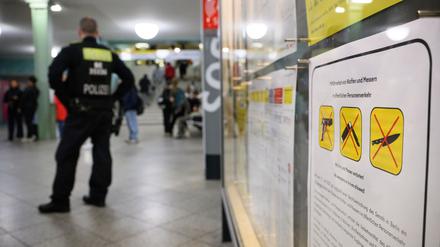Am ersten Tag des Messer- und Waffenverbots in allen Berliner Bahnen und Bussen beschlagnahmte die Polizei elf Messer (Archivbild).