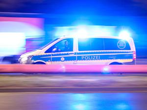 Ein Einsatzfahrzeug der Polizei fährt mit Blaulicht durch eine Straße zu einem Einsatz in Berlin. (Symbolbild)