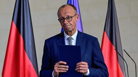 Kanzler Friedrich Merz (CDU) verlässt eine Pressekonferenz.