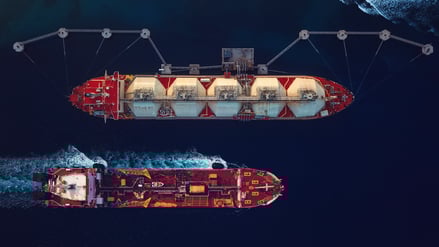 Öltanker in einem Hafen von oben gesehen.