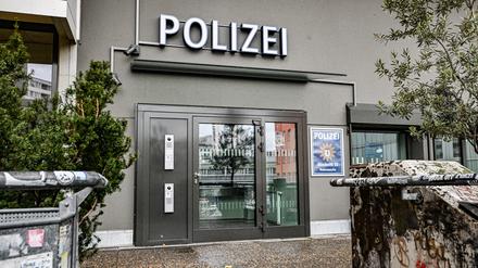 Der Eingang der Polizeiwache am Kottbusser Tor.