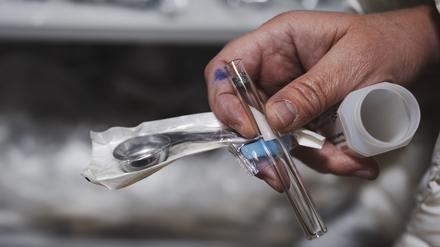 Um Suchtkranke vor Infektionen zu schützen, verteilt der Verein Fixpunkt Drogenbesteck an Konsumenten.