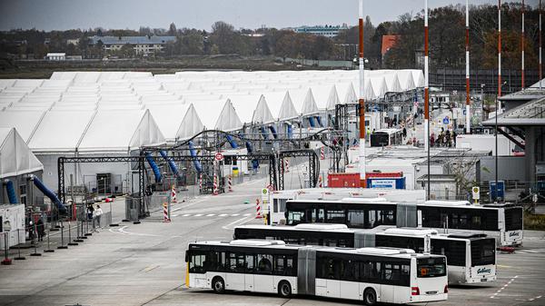 Terminalgebäude und Leichtbauhallen in Tegel, November 2024.