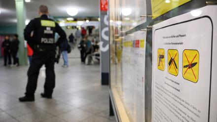 Ein Polizeibeamter steht am Bahnhof Alexanderplatz zu Beginn des Waffenverbots in Berliner U-Bahnen. (Archivbild)