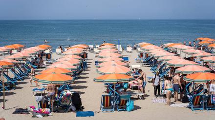 So kennt man Rimini: Schirme und Liegen reihen sich dicht aneinander.