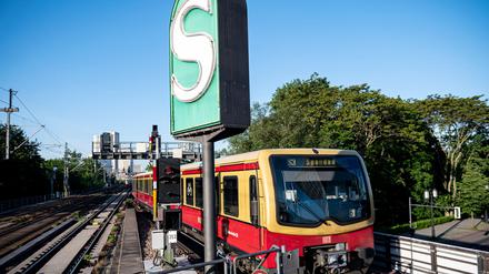 Eine S-Bahn fährt in den S-Bahnhof Tiergarten ein.