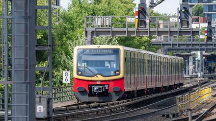 Die S-Bahn S3 fährt mit Fahrtziel Pichelsberg in den Bahnhof Zoologischer Garten ein.