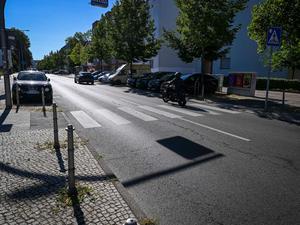 In der Einbecker Straße in Lichtenberg ist an diesem Fußgängerüberweg ein zweijähriger Junge am Montagvormittag von einem Auto erfasst worden Er ist im Krankenhaus verstorben.