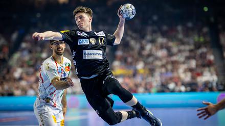 Handballer Nils Lichtlein beim Wurf.