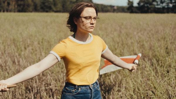 In „In die Sonne schauen“ stellt sich Angelika (Lena Urzendowsky) gegen die einengenden Verhältnisse der DDR.