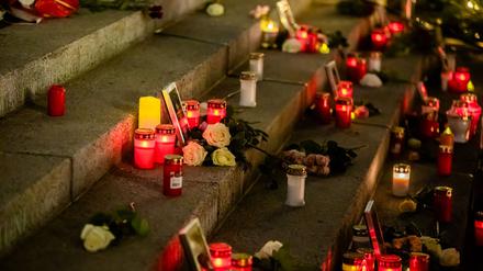 Kerzen brennen zu einem Gedenken des Terroranschlags auf den Weihnachtsmarkt am Berliner Breitscheidplatz 2016: 13 Menschen starben. (Archivbild)