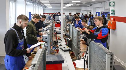 Auszubildende sind in einer Werkstatt der Deutschen Bahn zu sehen.