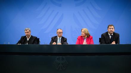 03.09.2025, Berlin: Markus Söder (l-r), Ministerpräsident von Bayern und Vorsitzender der CSU, Friedrich Merz, Bundeskanzler und Bundesvorsitzender der CDU, Bärbel Bas, Bundesministerin für Arbeit und Soziales und Bundesvorsitzende der SPD, und Lars Klingbeil, Bundesminister der Finanzen und Bundesvorsitzender der SPD, äußern sich bei einer Pressekonferenz nach der ersten Sitzung des Koalitionsausschusses nach der Sommerpause im Bundeskanzleramt.
