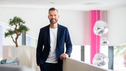 Jacob Chammon, Geschäftsführer der Telekom Stiftung, leitete zwischen 2012 und 2019 die Deutsch-Skandinavische Gemeinschaftsschule in Berlin, zuvor war er Lehrer in Dänemark.