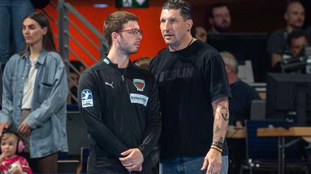 Jaron Siewert (l.) und Vorstand Sport Stefan Kretzschmar (r.) gehören nicht mehr länger den Füchsen Berlin an.