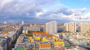 Berliner City Panorama Luftaufnahme Bezirk Mitte Charlottenstrasse, Leipziger Strasse Weitwinkel-Panorama Berliner Innenstadtr Ost. Blick entlang der Charlottenstrasse, Rechts Leipziger Straße mit Fernsehturm. Mittig der Gendarmenmarkt und links Charité und reichstag Copyright: xZoonar.com/MauricexTricatellex 20860216
Aerial0509