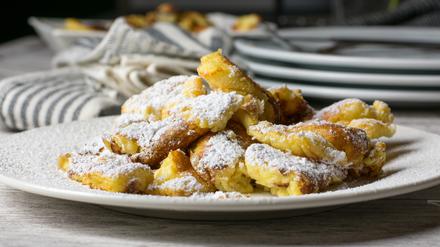 Österreichisches Nationalgericht. Der Kaiserschmarrn mit Staubzucker.