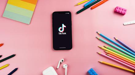 TikTok gilt nicht gerade als Lernplattform. Dennoch kann Social Media beim Lernen in Schulen eine wichtige Rolle spielen.