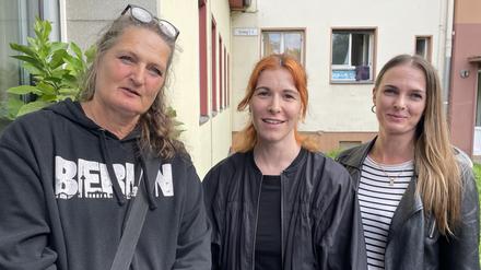 Einrichtungsleiterin des "Übergangswohnheims" Marienfelde Inga Schulz, Sozialarbeiterin Kristina Lebelang und Anne-Marie Braun, Vorsitzende von "Schöneberg hilft" (von rechts nach links).
