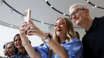 Apple CEO Tim Cook posiert für Selfies im Headquarter in Cupertino.