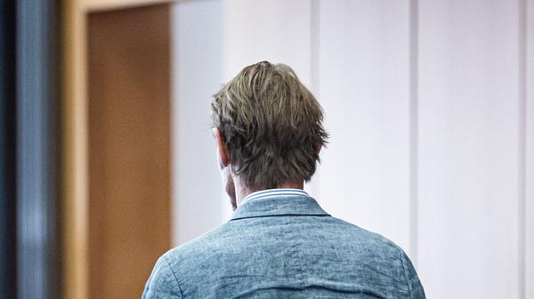 Christian B. (l) steht im Gerichtssaal im Landgericht.