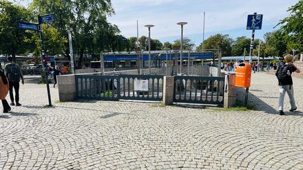 U-Bahnhof Rathaus Spandau - Abriss und neue Pläne für die stillgelegten Rampen runter zum U-Bahnhof.