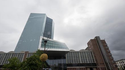 Die Zentrale der Europäischen Zentralbank (EZB). Die EZB lässt die Leitzinsen im Euroraum unverändert.