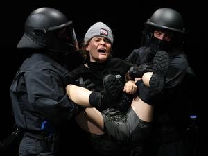 Szenen aus "Crowd Control" von Oliver Zahn in den Sophiensälen. Credit: Dorothea Tuch
