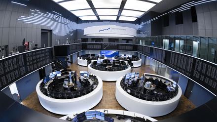 Händler beobachten auf dem Börsenparkett in Frankfurt verfolgen auf ihren Monitoren die Kurse.