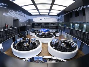 Händler beobachten auf dem Börsenparkett in Frankfurt verfolgen auf ihren Monitoren die Kurse.