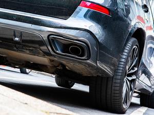 Ein dunkler SUV steht auf einem Parkplatz in Brüssel.