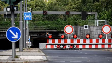 08.09.2025, Berlin: Abgesperrt ist die Zufahrt zum  Tiergartentunnel. Foto: Britta Pedersen/dpa +++ dpa-Bildfunk +++