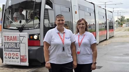 Halyna Zahorna und Svitlana Afanasieva aus Kyjiw genießen die Zeit im friedlichen Wien, wo sie an der Tram-WM teilnehmen.