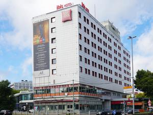 Das Gebäude des Hotels Ibis am Zentralen Omnibusbahnhof (ZOB) Berlin.