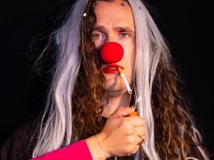 Das Theater als einen Ort der Möglichkeiten. Ariel Efraim Ashbel ist es mit „My Kingdom for a Joke“ ernst.