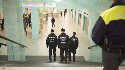 Die BVG und die Polizei sind verstärkt gemeinsam im Einsatz: Hier am U-Bahnhof Alexanderplatz.