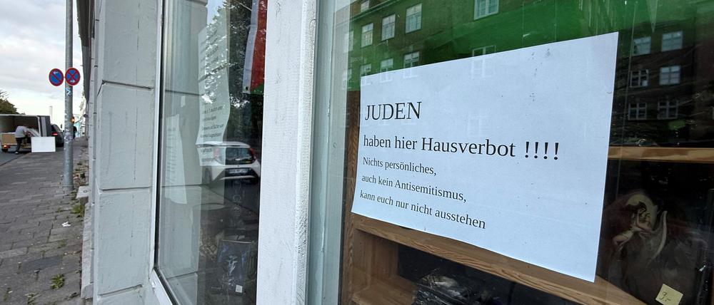 Ein Aushang „JUDEN haben hier Hausverbot!!!!“ hängt in einem Schaufenster in Flensburg.