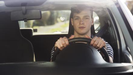 Fahrschüler zahlen heute oft mehr als 4000 Euro für den Führerschein. Aber war es früher wirklich so viel billiger?