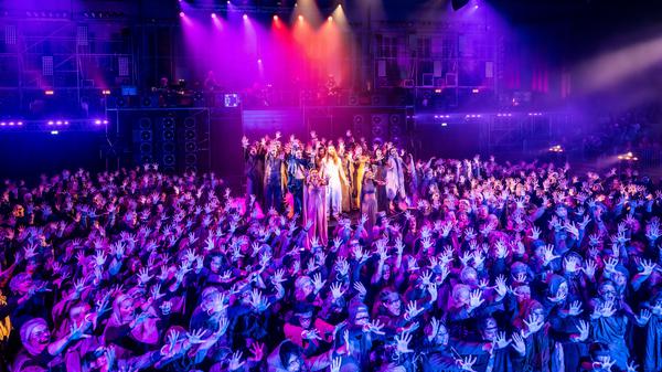 Szene aus dem Musical „Jesus Christ Superstar“, Inszenierung der Komischen Oper im Hangar 4 des ehemaligen Flughafens Tempelhof (Regie: Andreas Homoki).