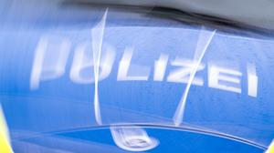 Der verwackelte Schriftzug „Polizei“ auf der Kühlerhaube eines Autos. (Symbolbild)