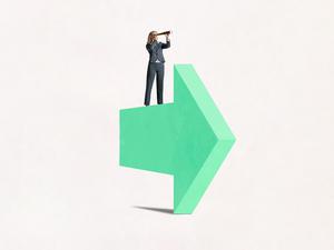 Eine Business-Frau steht auf einem Pfeil und blickt in ein Fernrohr.