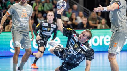 Max Darj (hier im Spiel gegen Aalborg) und die Füchse haben zuletzt zwei wichtige Siege eingefahren.